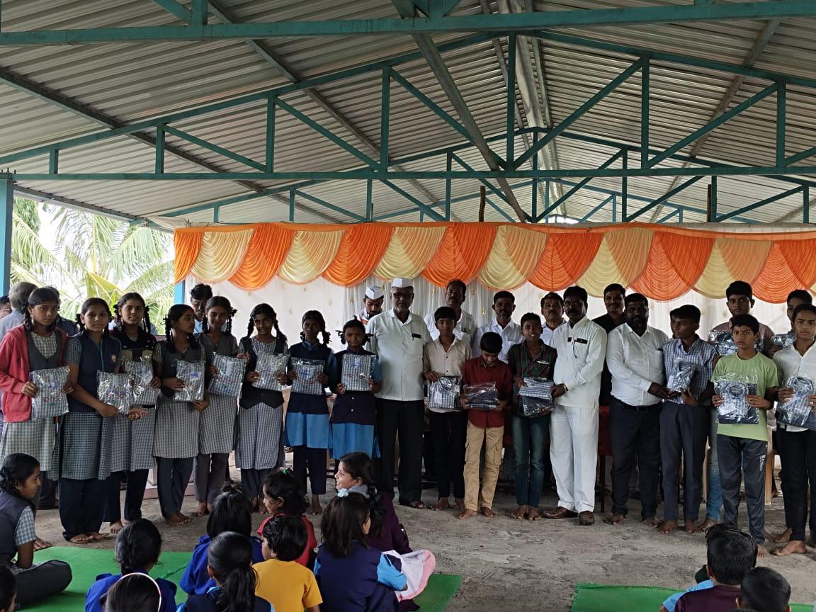 विकास प्रतिष्ठान - महाराष्ट्र राज्य या सामाजिक संस्थेच्या वतीने मोफत शालेय गणवेश वाटप